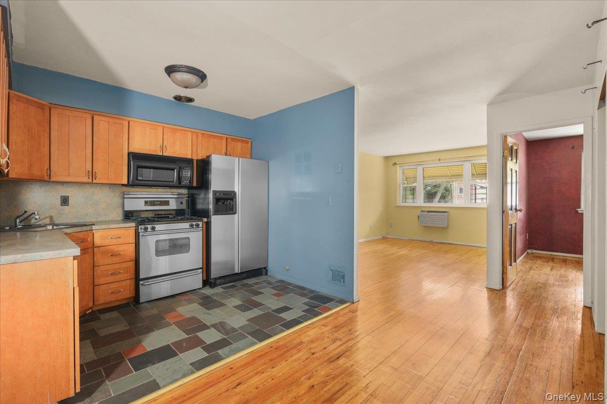 Single Family Burke Bronx, NY 10469, MLS-1006824-4