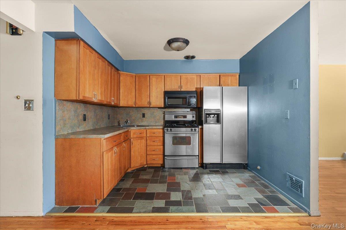 Single Family Burke Bronx, NY 10469, MLS-1006824-5