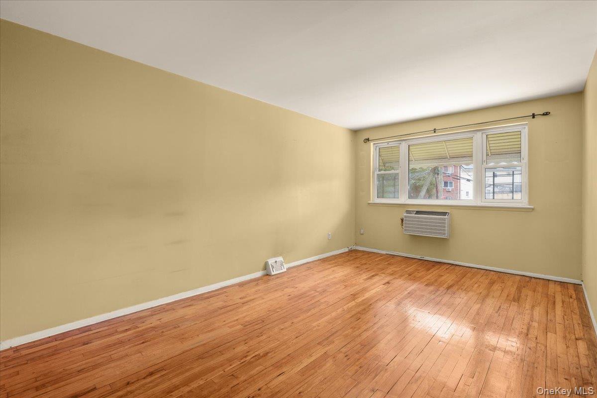 Single Family Burke Bronx, NY 10469, MLS-1006824-6