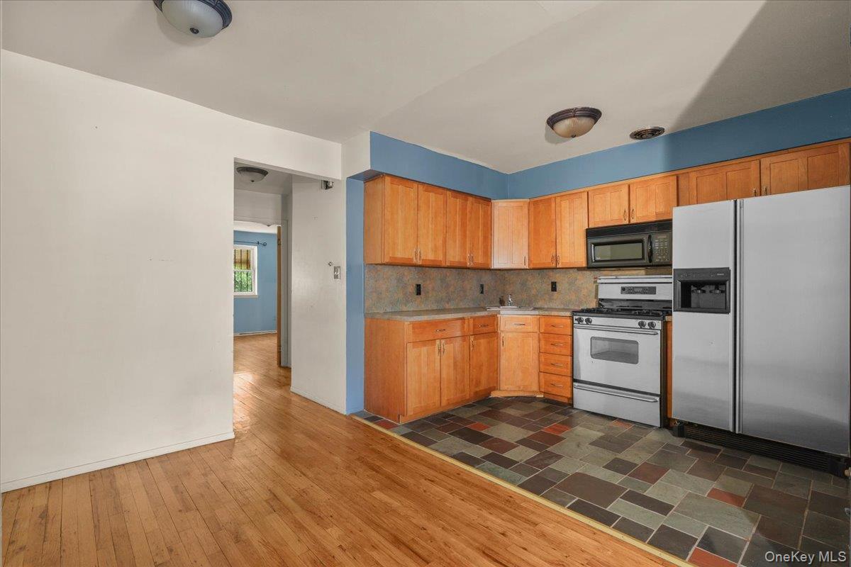 Single Family Burke Bronx, NY 10469, MLS-1006824-8