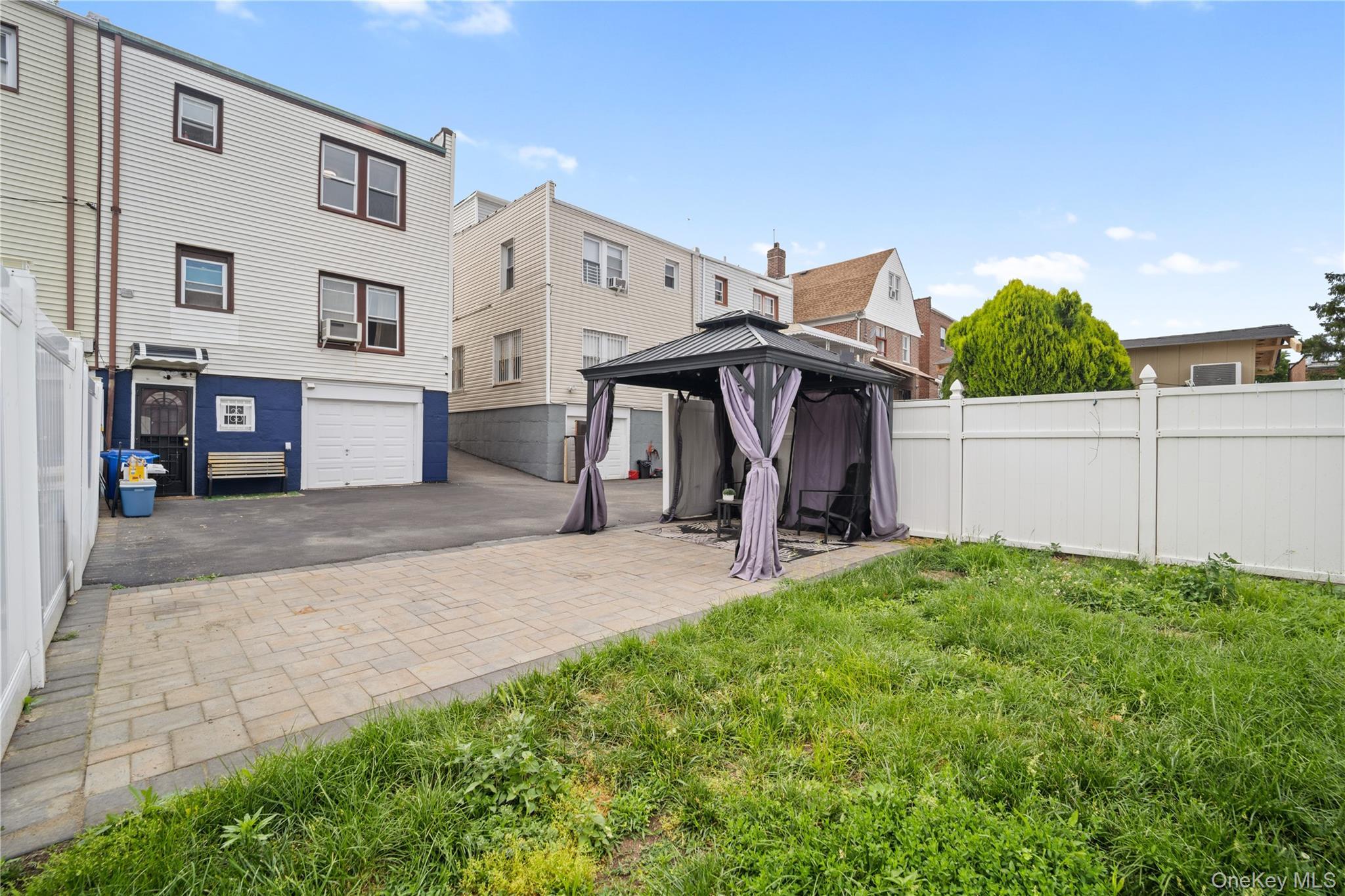 Single Family Woodhull Avenue Bronx, NY 10469, MLS-1006831-28