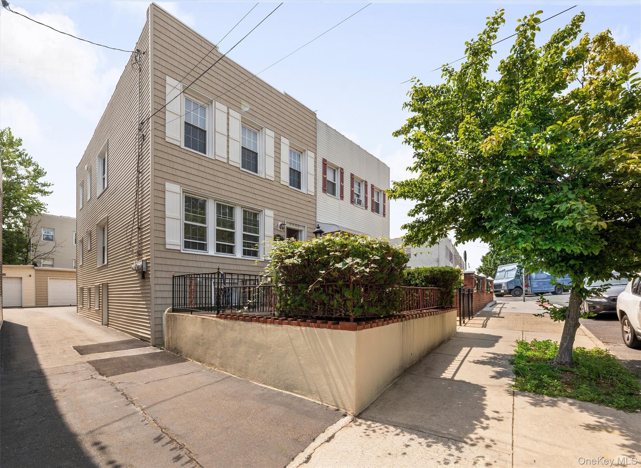 Single Family Miles Avenue Bronx, NY 10465, MLS-1007378-2