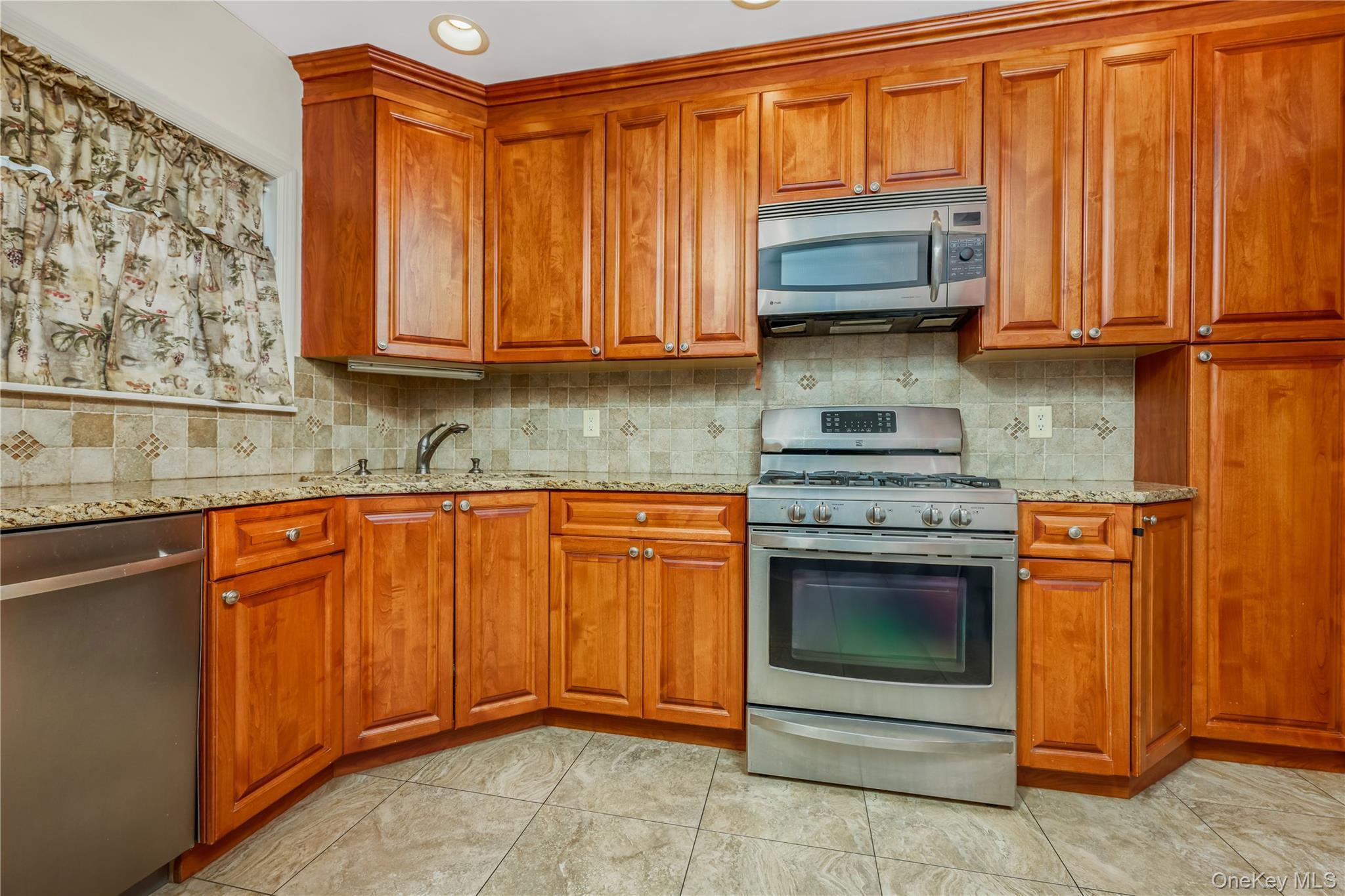 Single Family 171st Street Queens, NY 11366, MLS-1007471-3