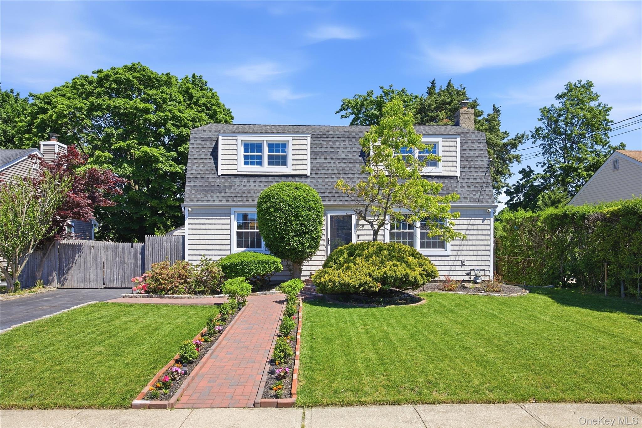 Single Family in Babylon - Parkdale Suffolk County, NY 11703