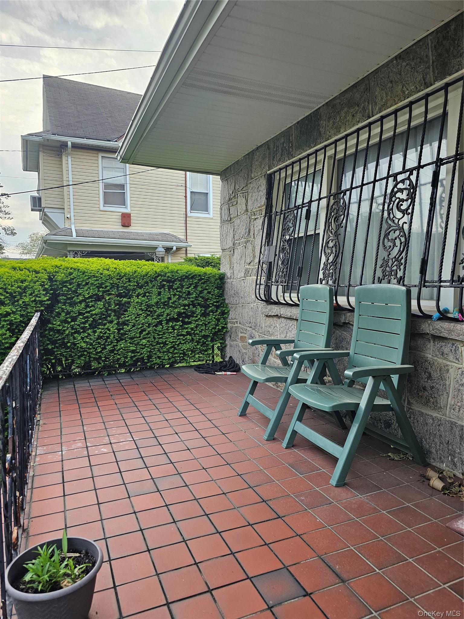 Single Family Bessemund Avenue Queens, NY 11691, MLS-1007920-2