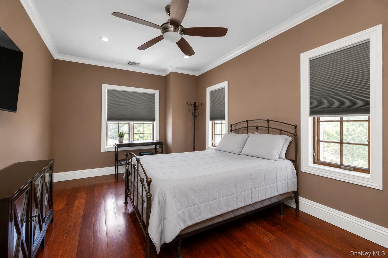 Single Family 13th Avenue  Queens, NY 11357, MLS-1008001-25