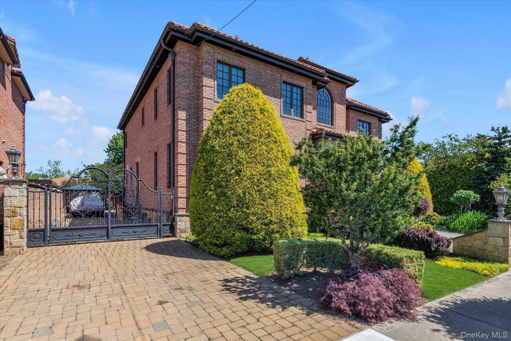 Single Family 13th Avenue  Queens, NY 11357, MLS-1008001-33