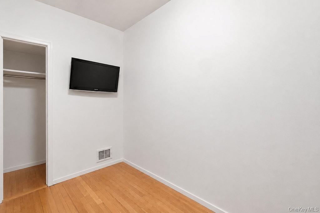 Single Family Harrington Avenue Bronx, NY 10461, MLS-1008066-16