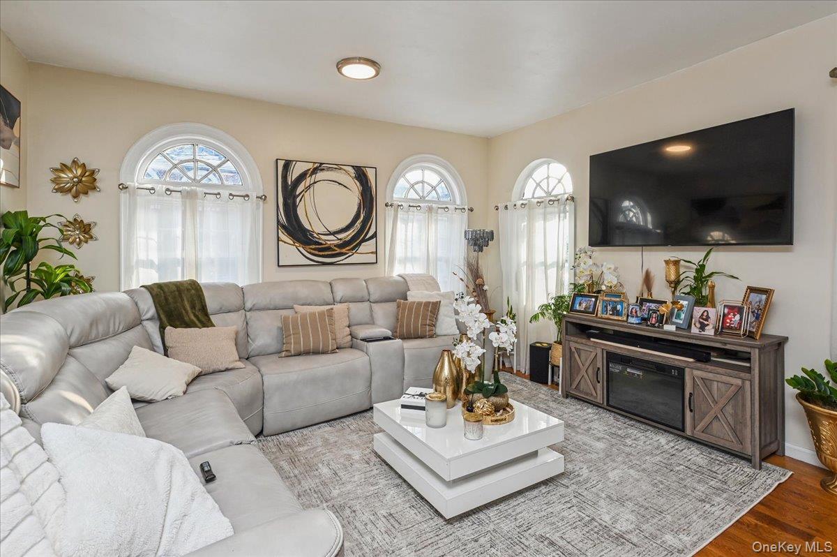 Single Family Stell Bronx, NY 10469, MLS-1008385-16