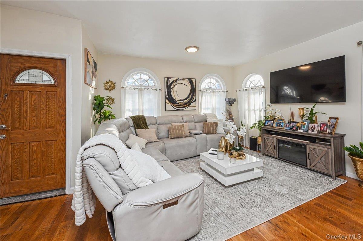 Single Family Stell Bronx, NY 10469, MLS-1008385-17