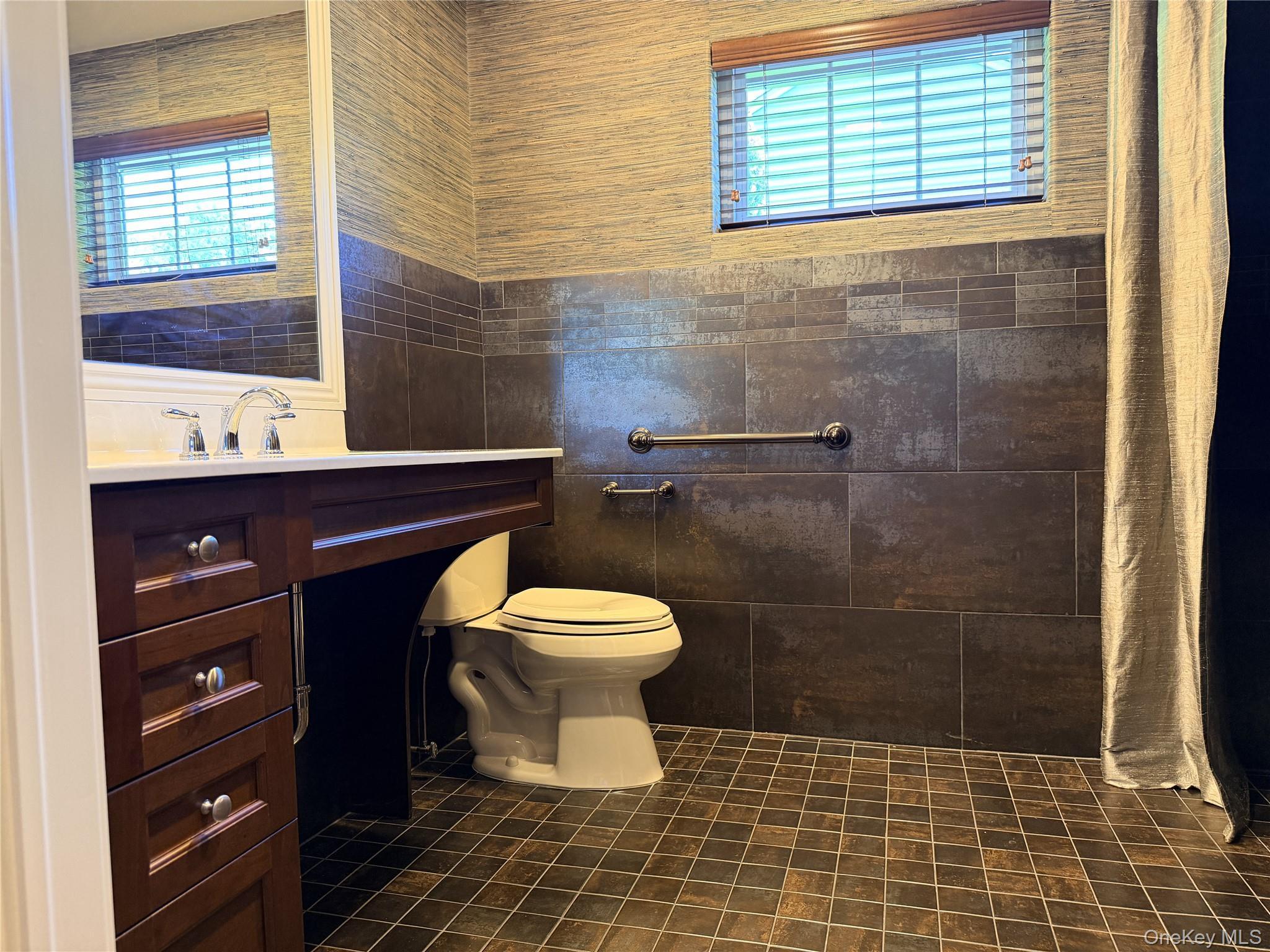 Single Family Hamlet Woods Drive Suffolk County, NY 11780, MLS-1008427-10