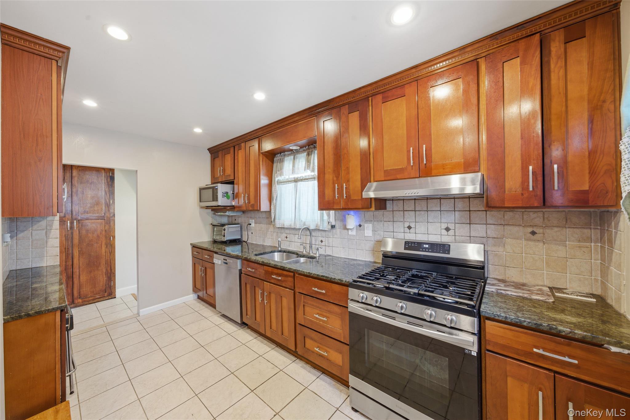 Single Family 88th Queens, NY 11426, MLS-1008486-10