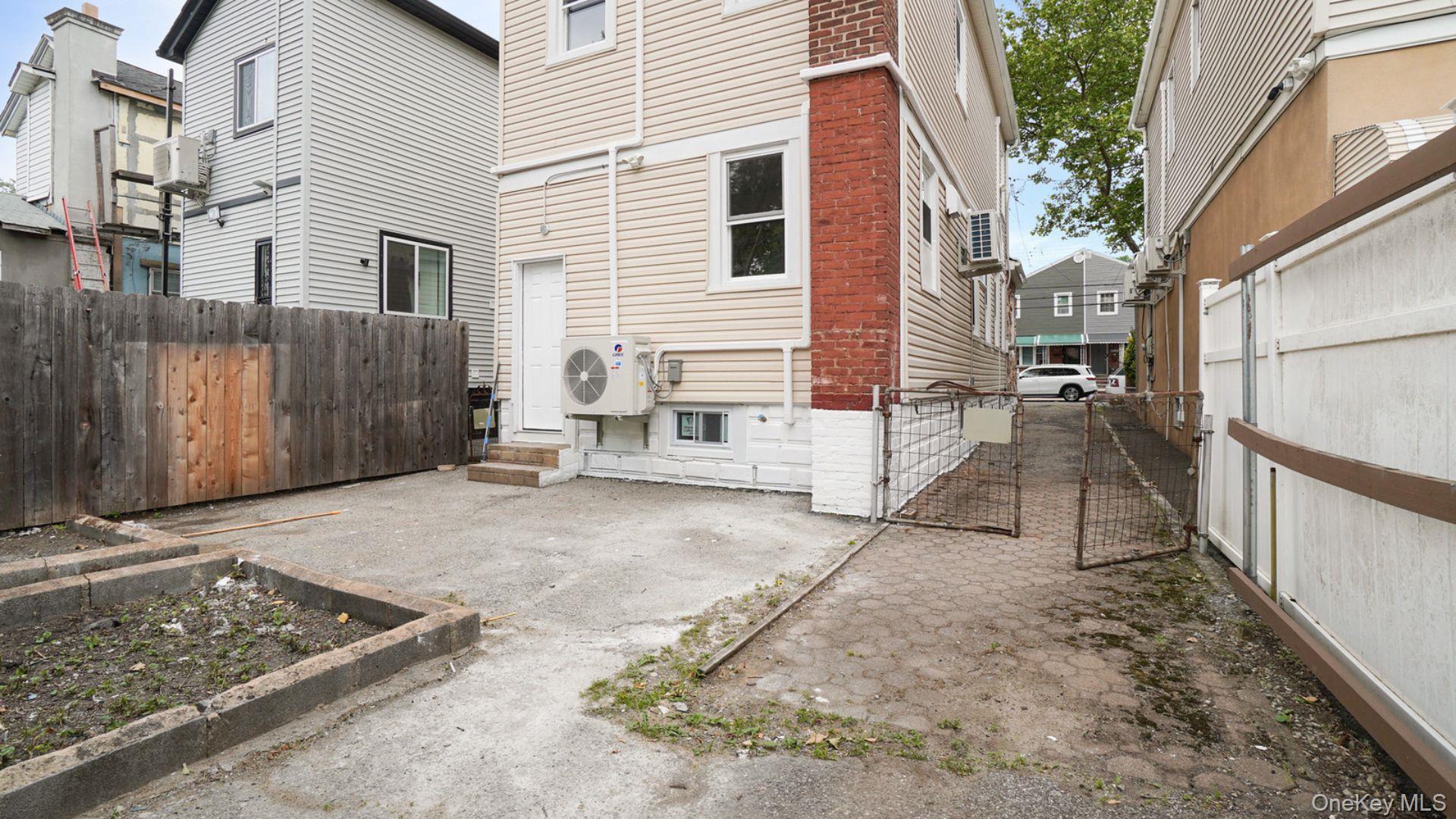 Single Family Murdock  Bronx, NY 10466, MLS-1008512-27