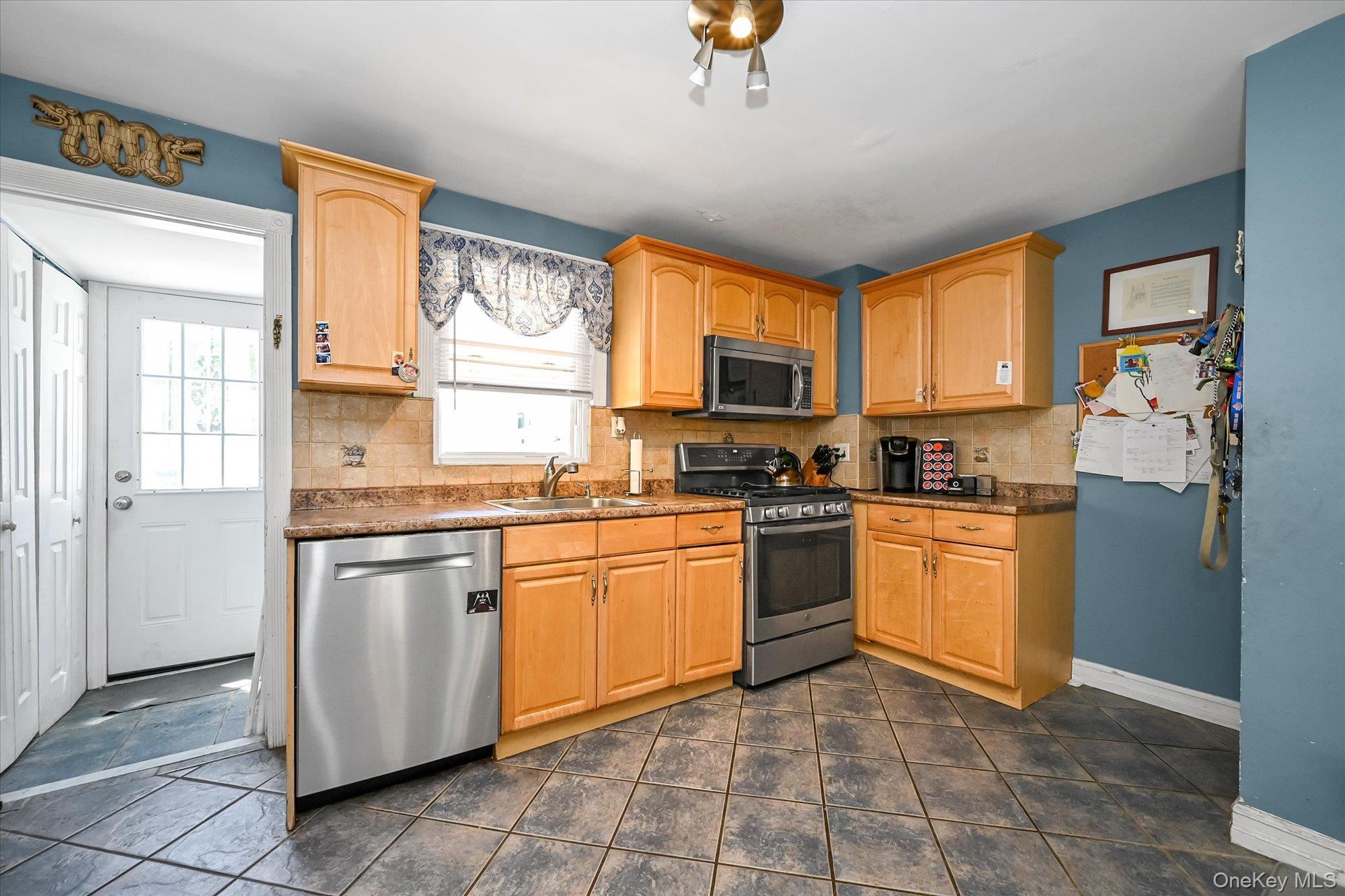Single Family 73rd Queens, NY 11378, MLS-1008588-9