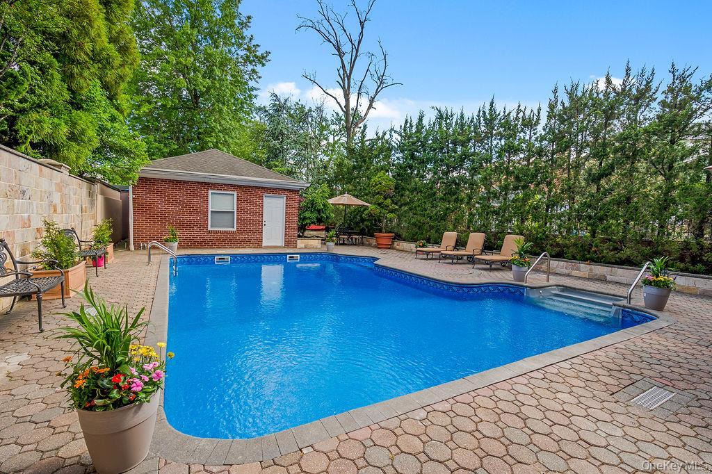 Single Family Point Crescent Queens, NY 11357, MLS-1008950-31