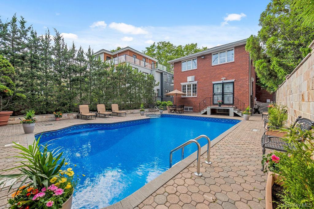 Single Family Point Crescent Queens, NY 11357, MLS-1008950-32