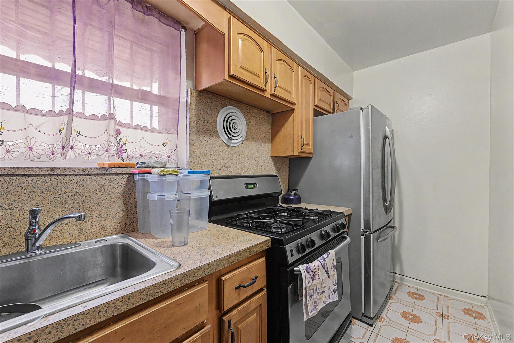 Single Family E 233rd Street Bronx, NY 10466, MLS-1008956-11