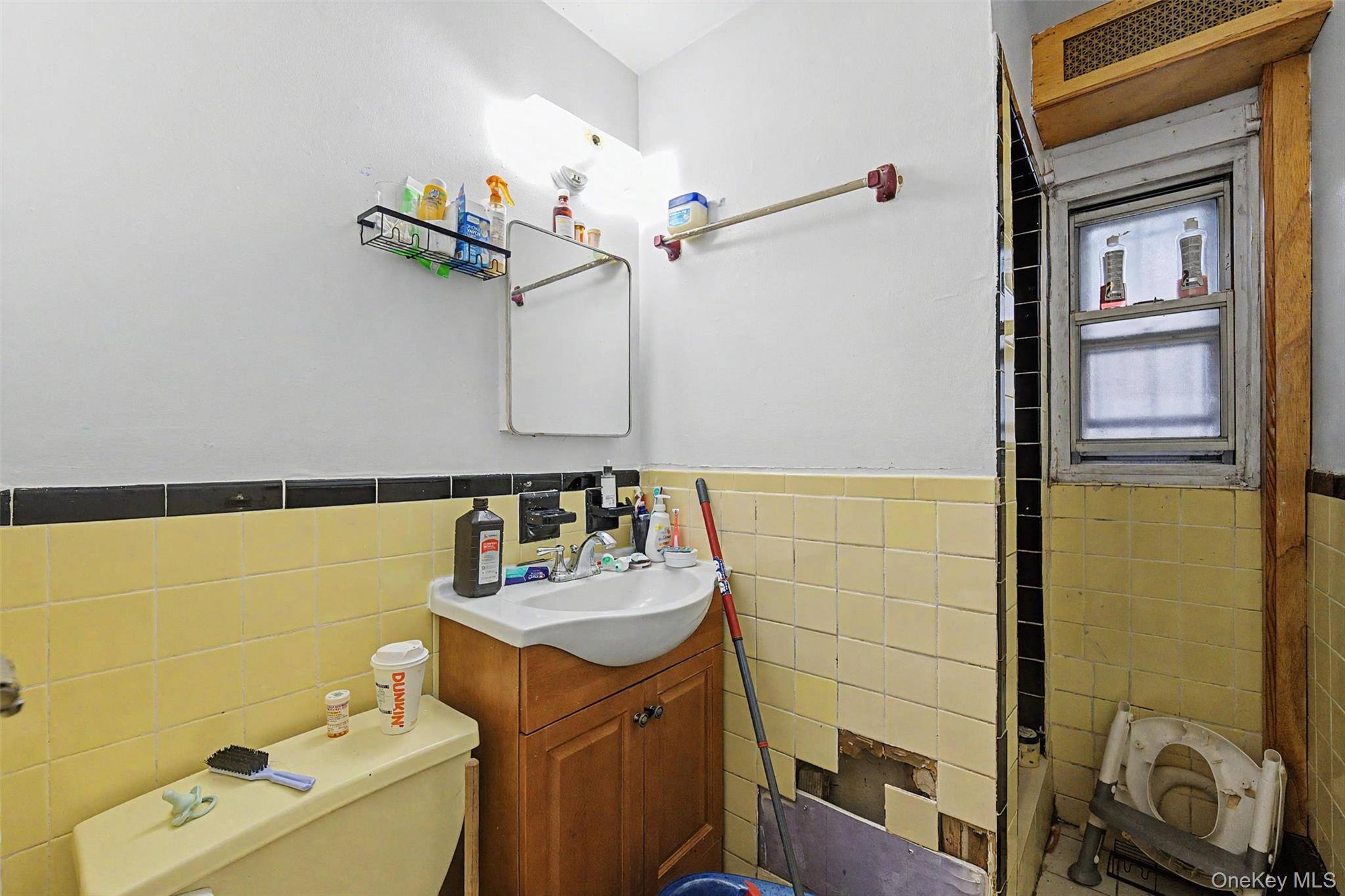 Single Family E 233rd Street Bronx, NY 10466, MLS-1008956-13