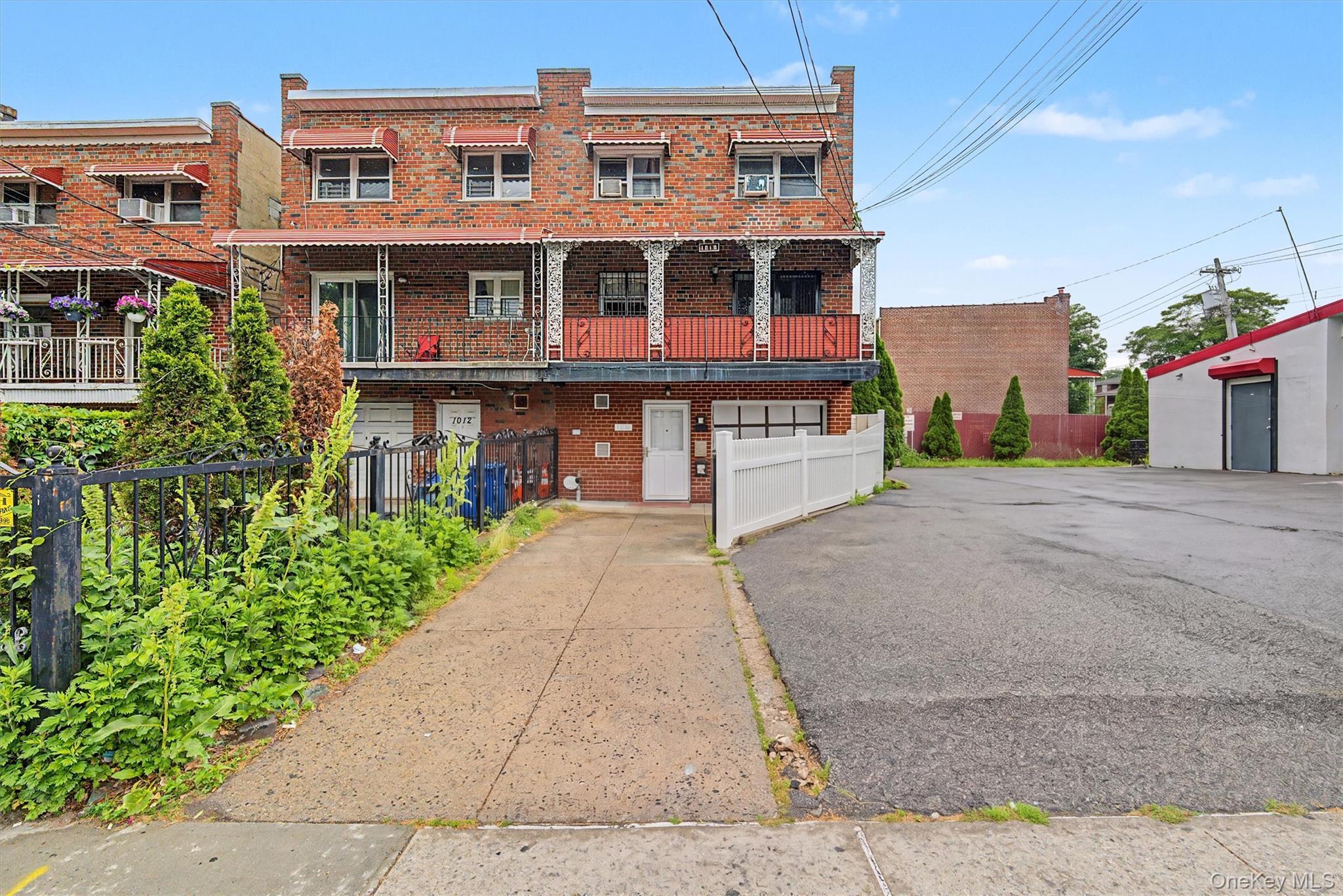 Single Family E 233rd Street Bronx, NY 10466, MLS-1008956-2
