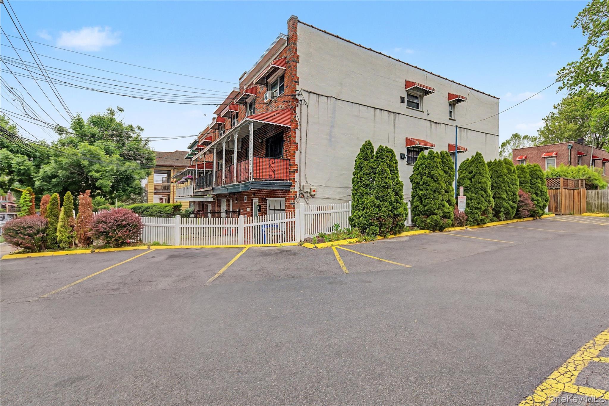 Single Family E 233rd Street Bronx, NY 10466, MLS-1008956-23