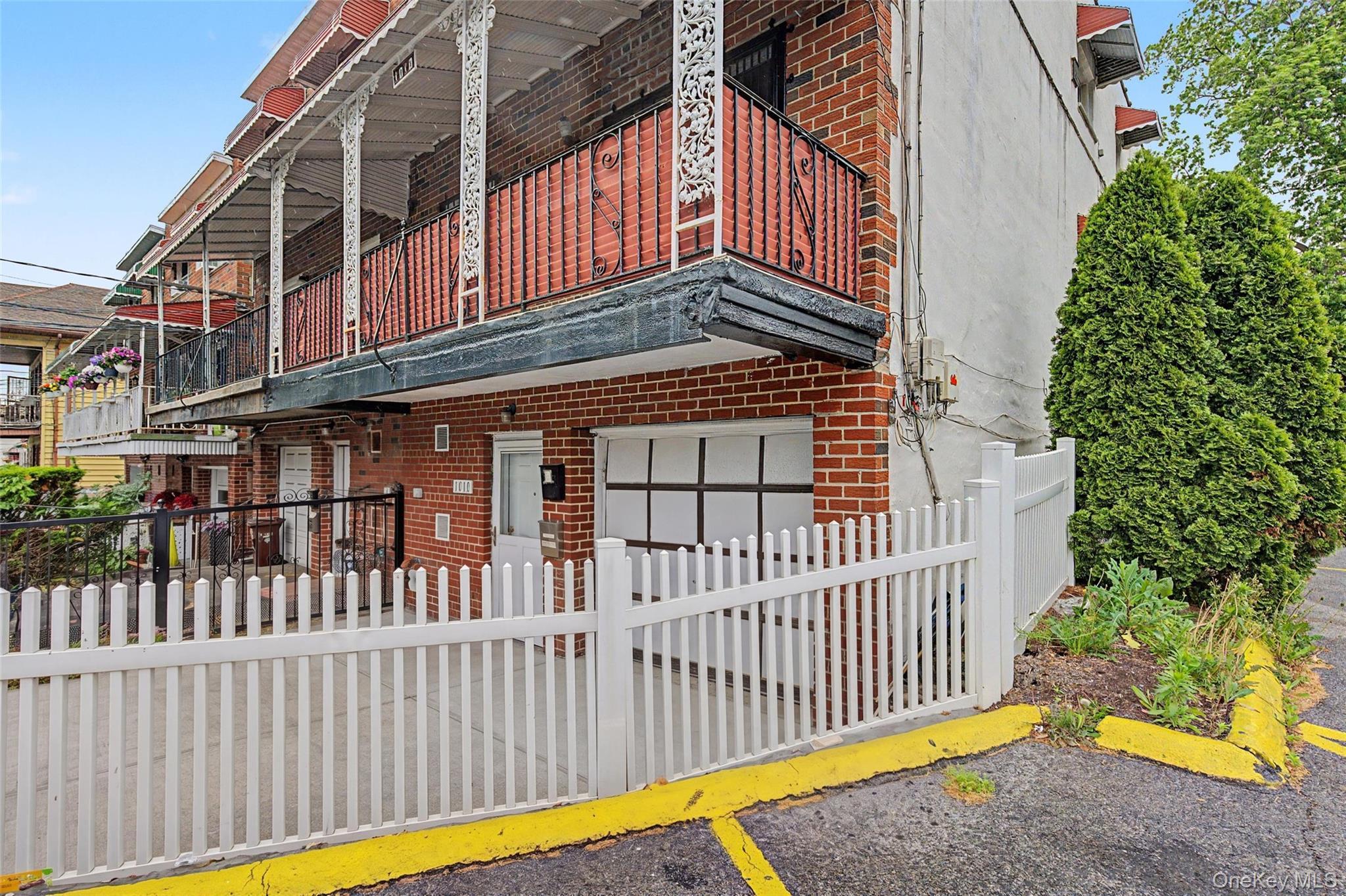 Single Family E 233rd Street Bronx, NY 10466, MLS-1008956-24