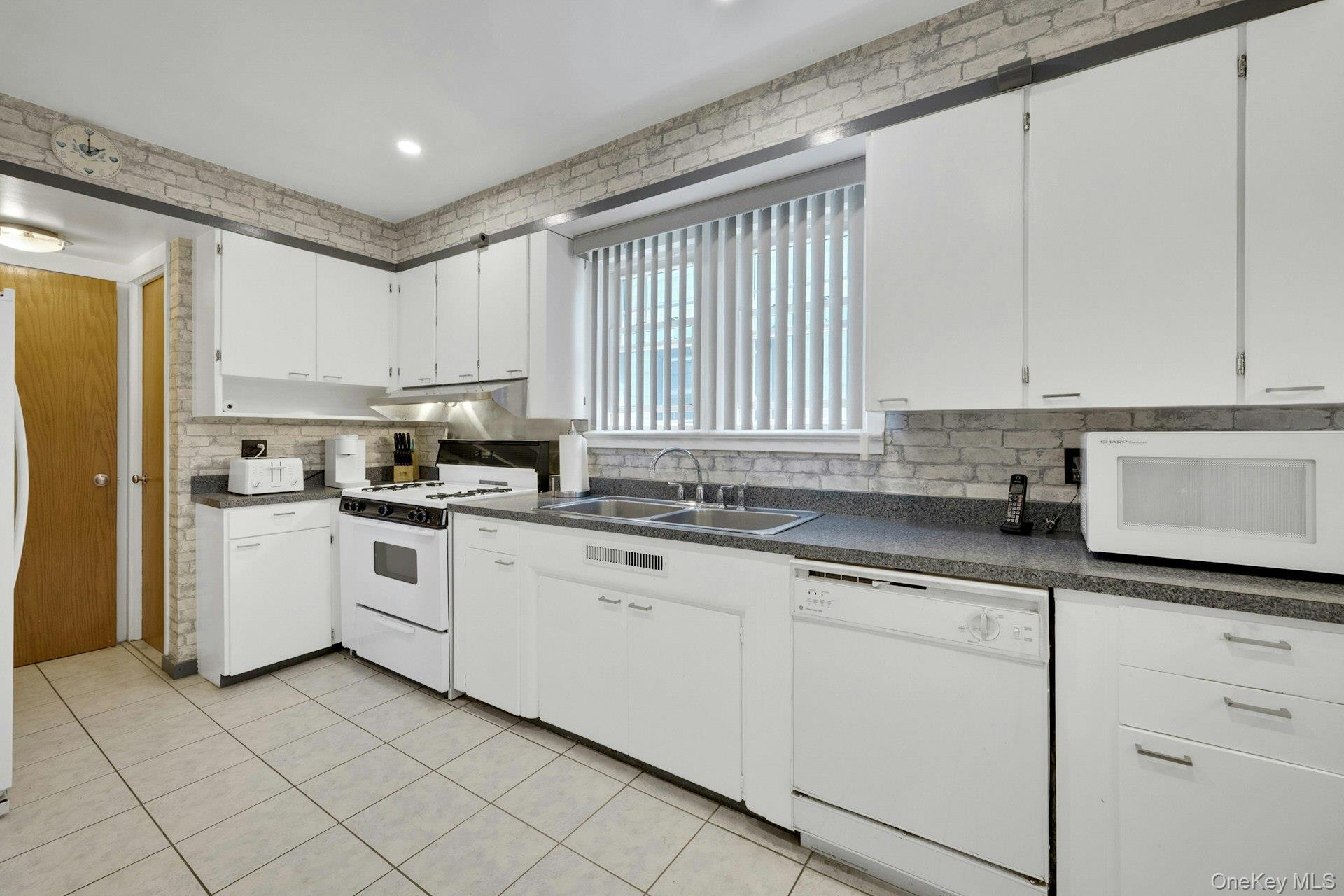 Single Family Stadium Bronx, NY 10465, MLS-1008966-10