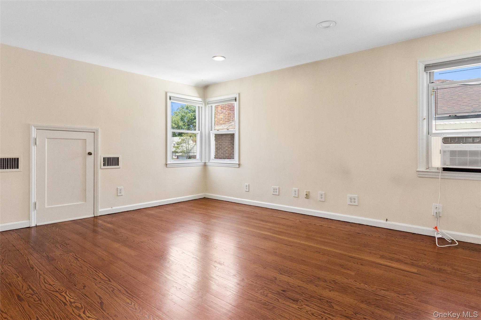 Single Family Seaton Gate  Nassau County, NY 11580, MLS-1008979-27