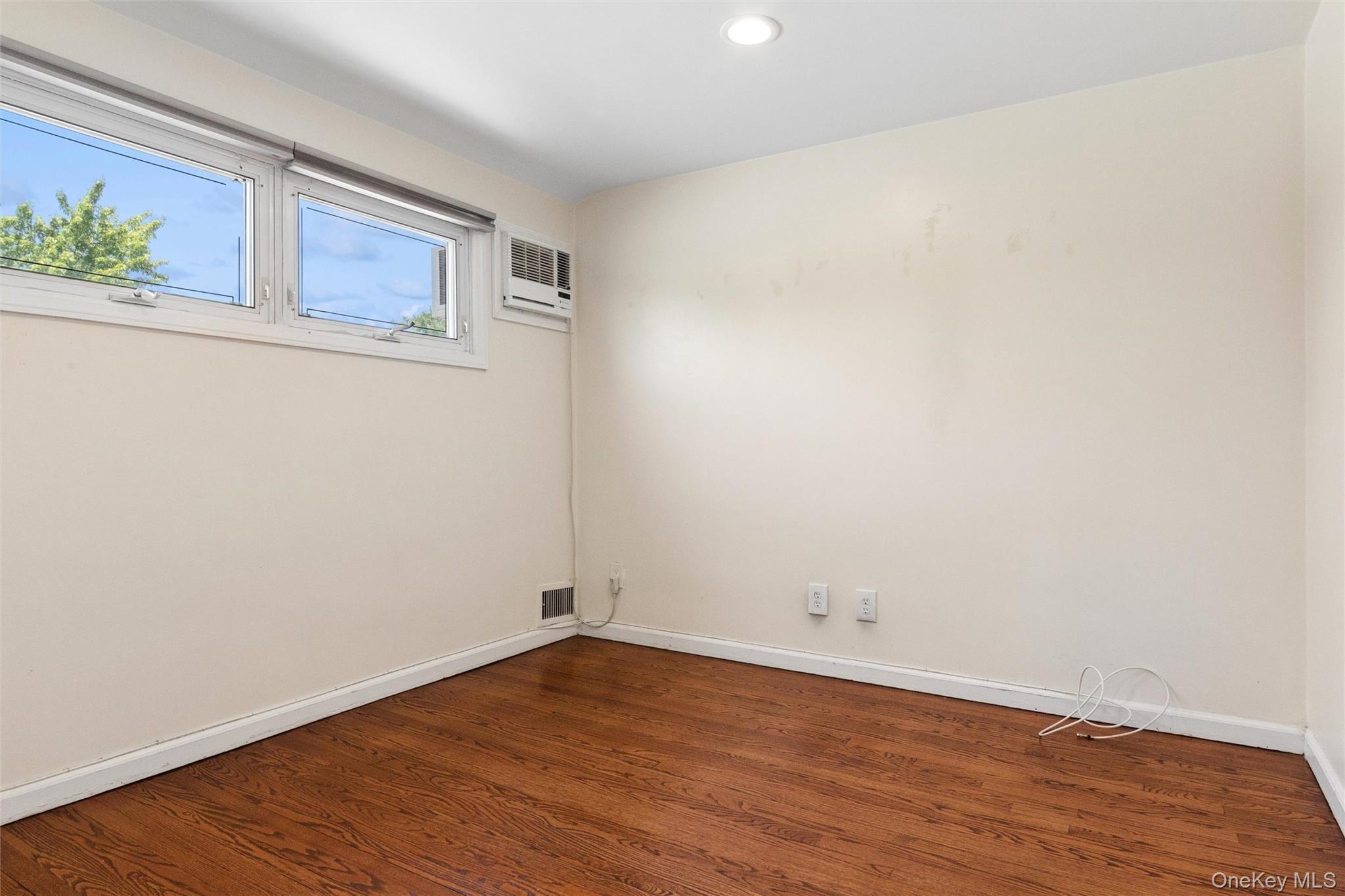 Single Family Seaton Gate  Nassau County, NY 11580, MLS-1008979-29