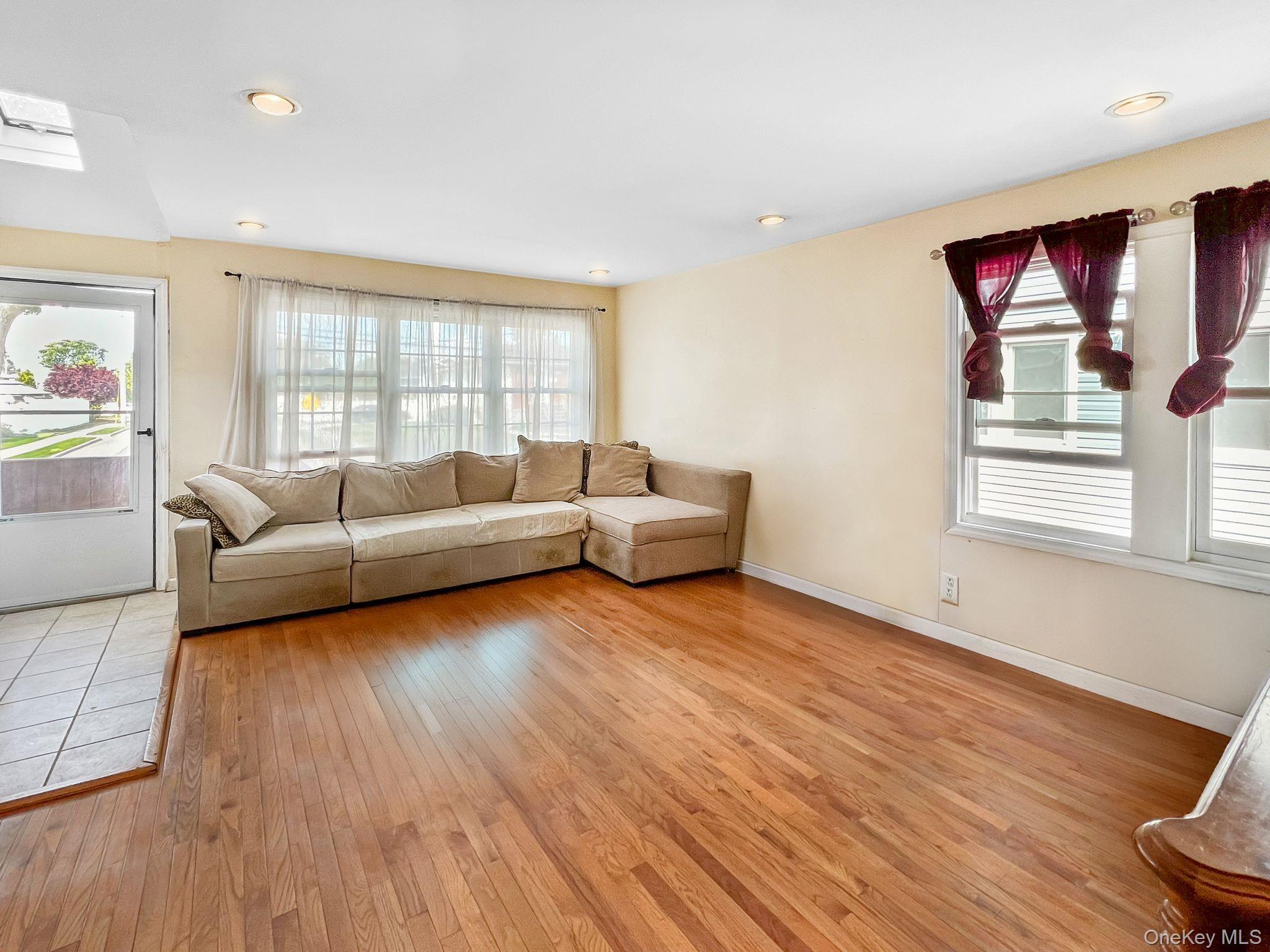 Single Family Murdock Avenue Nassau County, NY 11572, MLS-1009043-3