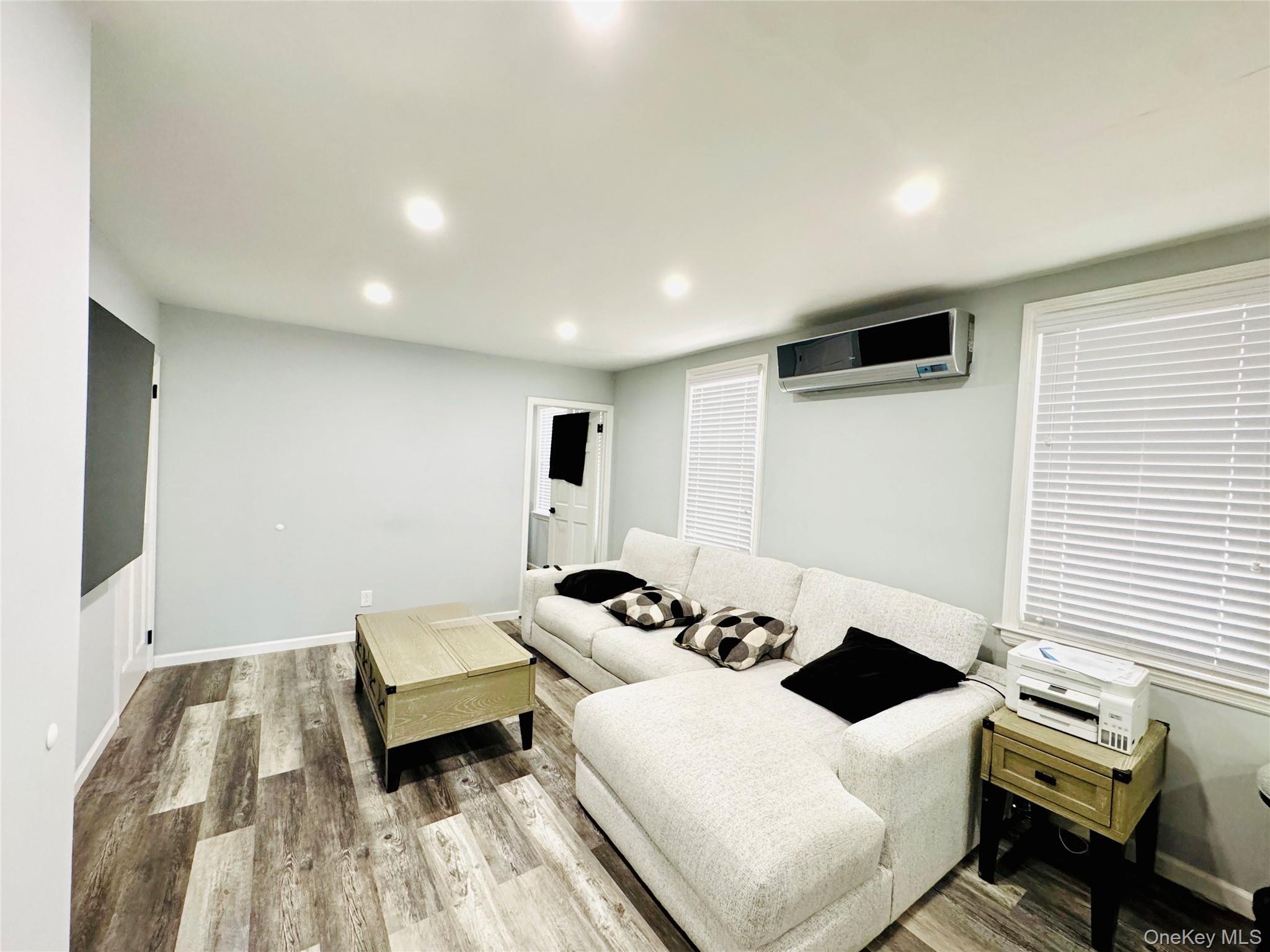 Single Family 80th Queens, NY 11385, MLS-1009331-4