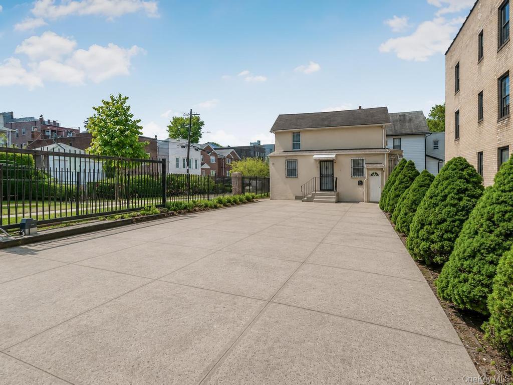 Single Family E 219th Street Bronx, NY 10467, MLS-1009378-17