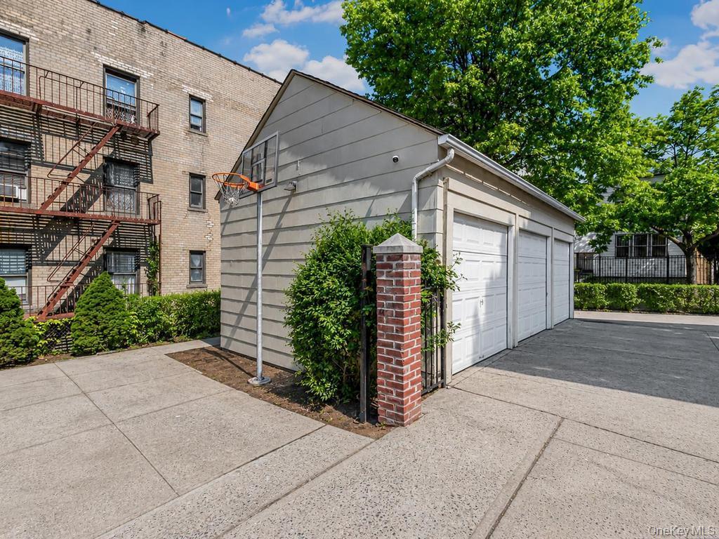 Single Family E 219th Street Bronx, NY 10467, MLS-1009378-18
