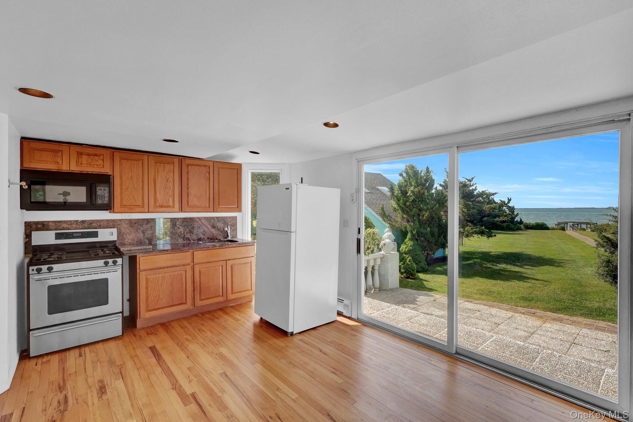 Single Family Last Lane Suffolk County, NY 11946, MLS-1009660-24