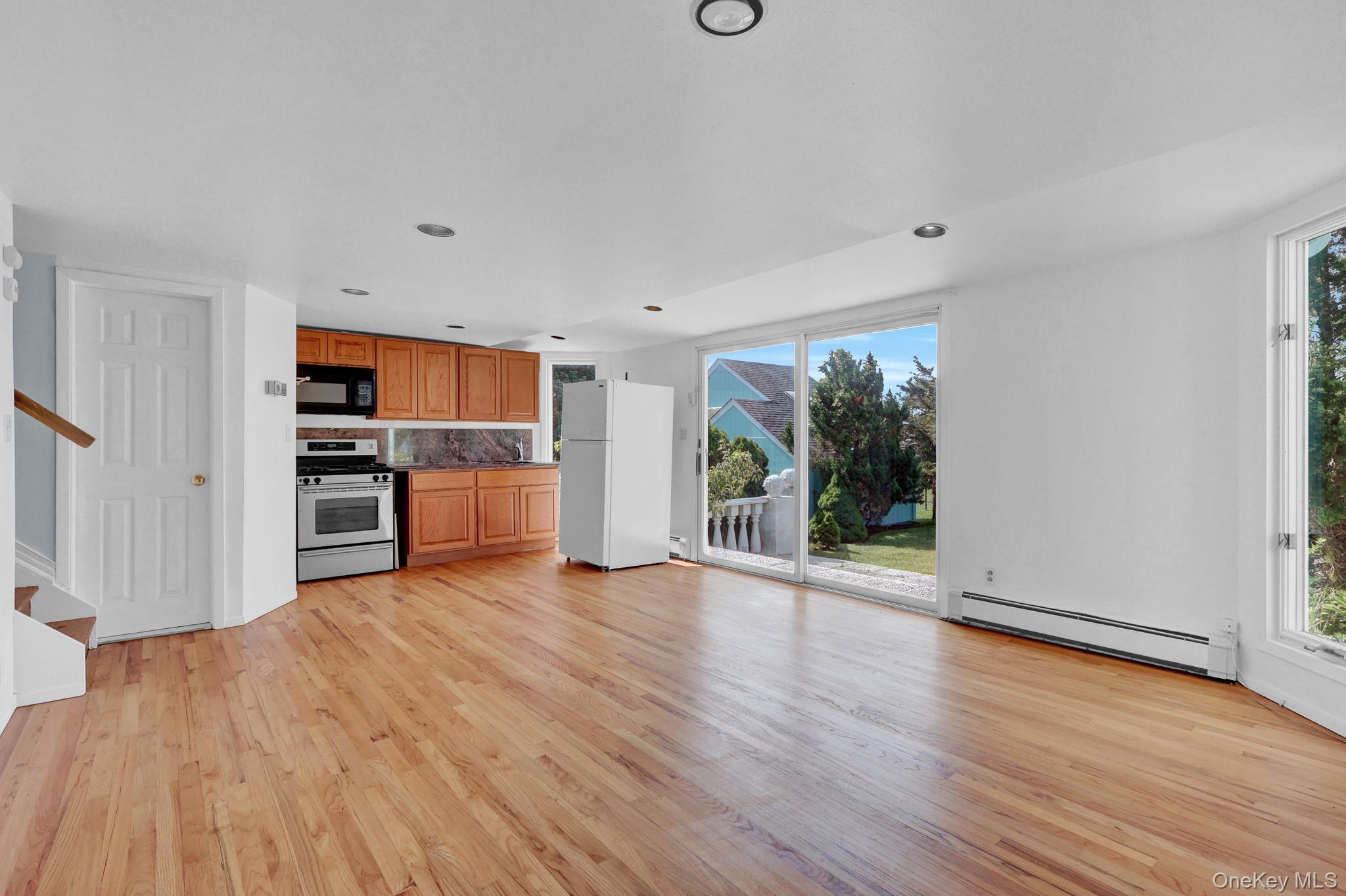 Single Family Last Lane Suffolk County, NY 11946, MLS-1009660-25