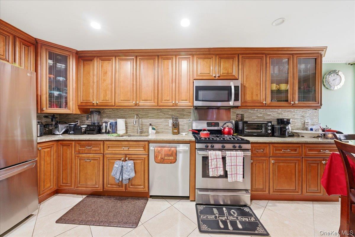 Single Family Fish Avenue Bronx, NY 10469, MLS-1009677-15