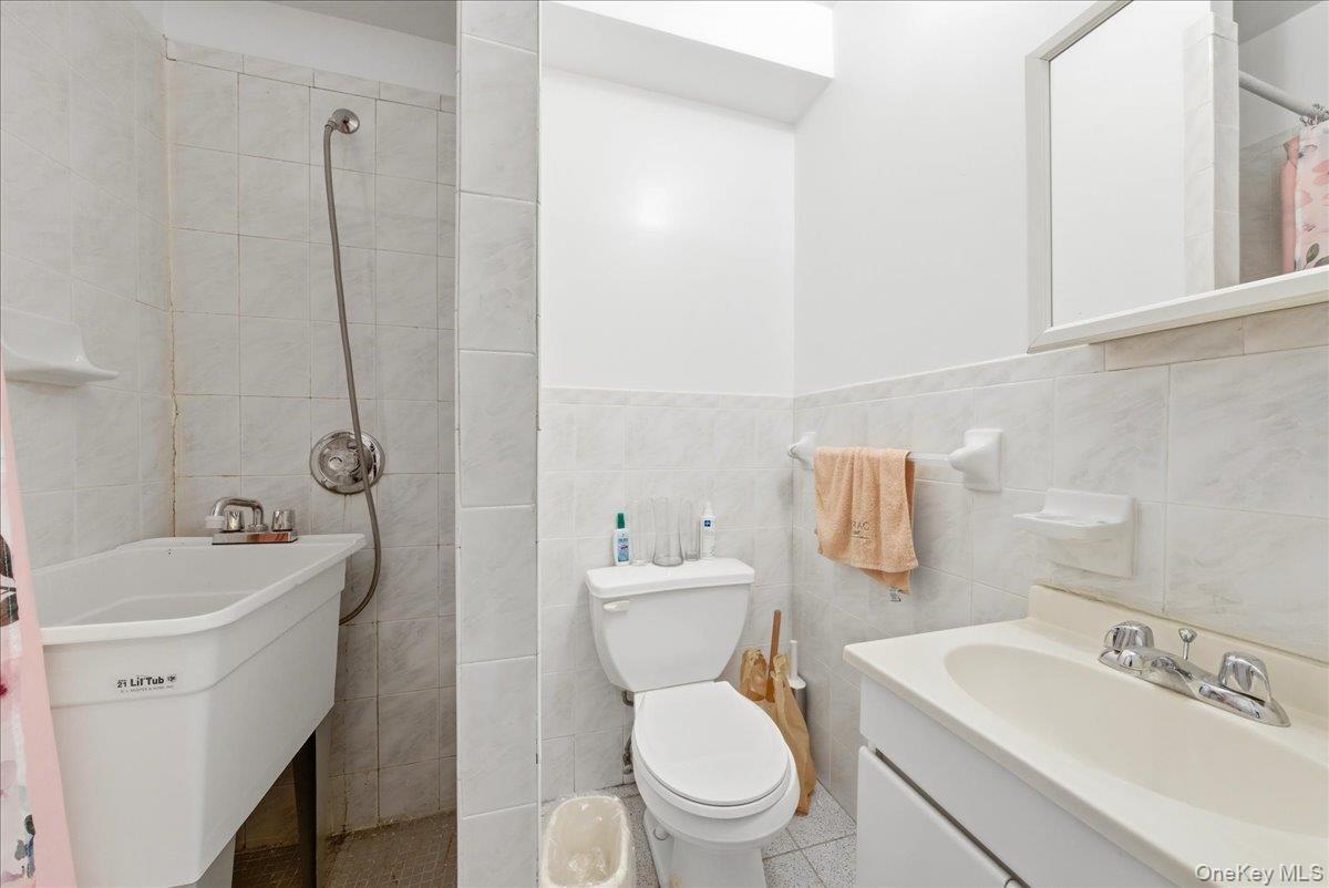 Single Family Fish Avenue Bronx, NY 10469, MLS-1009677-24