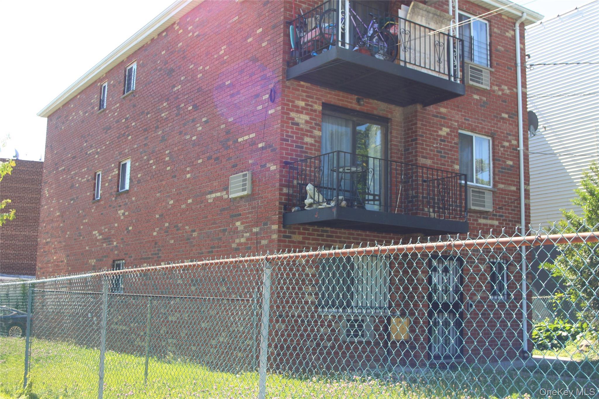 Single Family E 221st Street Bronx, NY 10469, MLS-1009683-2