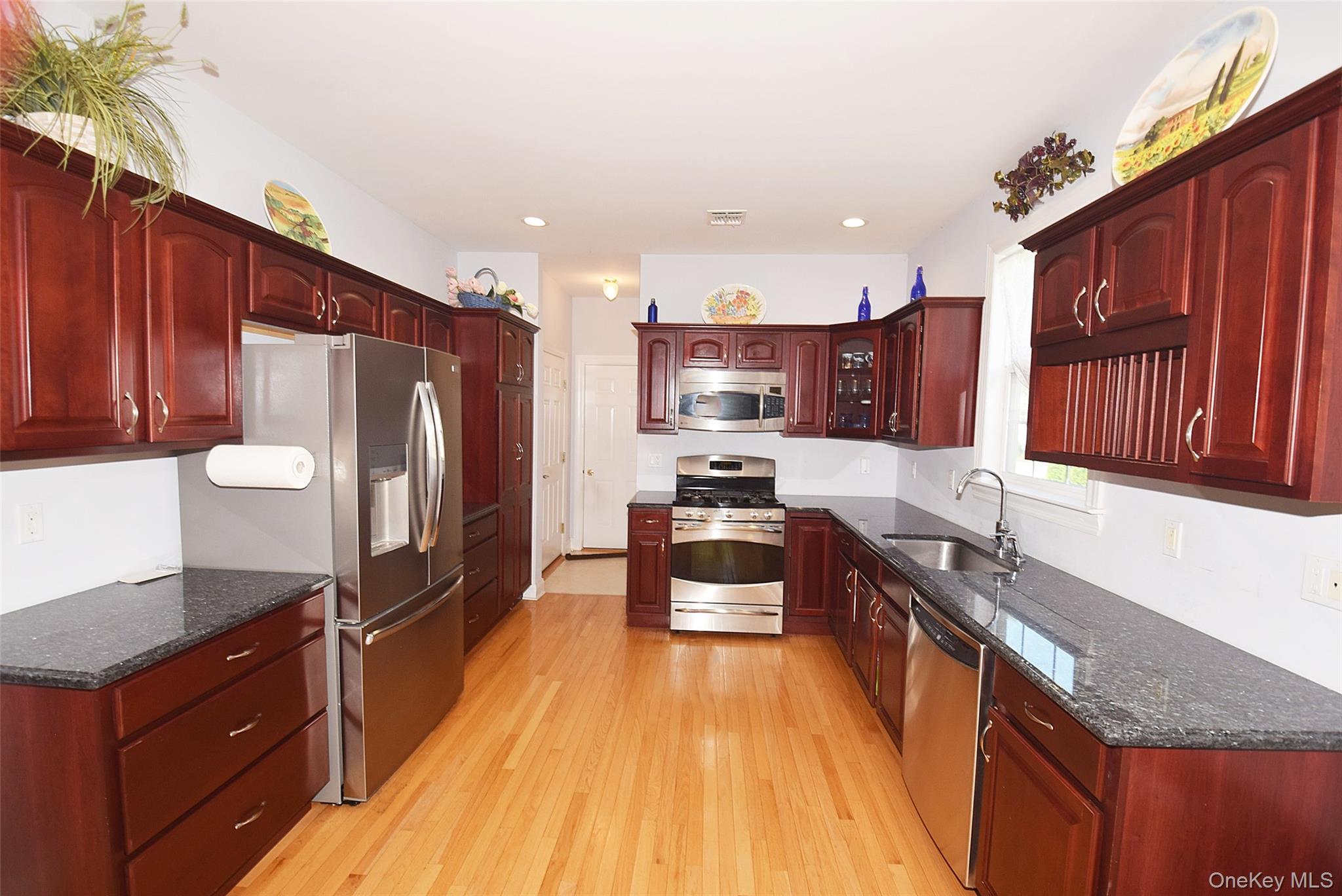 Single Family Foxglove Row  Suffolk County, NY 11901, MLS-1010096-10
