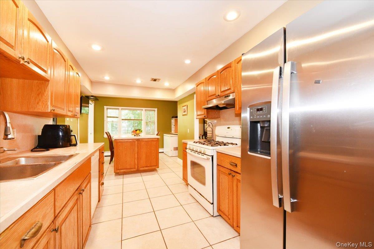 Single Family Chatham Road  Suffolk County, NY 11725, MLS-1010112-13
