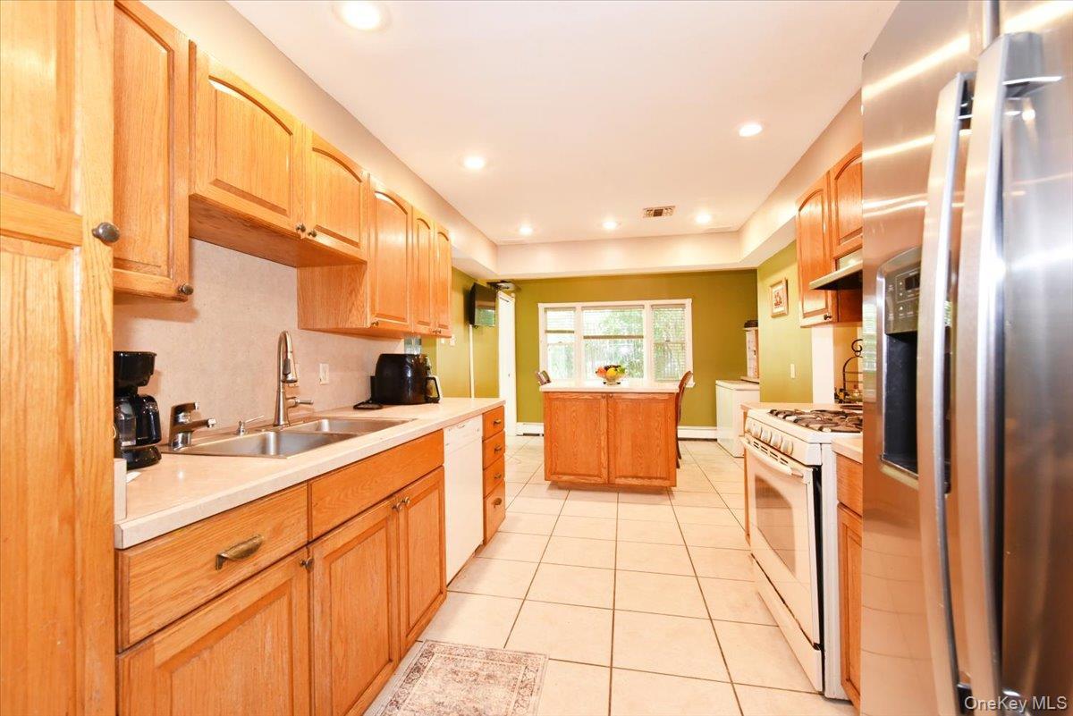 Single Family Chatham Road  Suffolk County, NY 11725, MLS-1010112-14