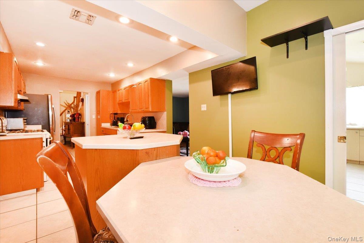 Single Family Chatham Road  Suffolk County, NY 11725, MLS-1010112-16