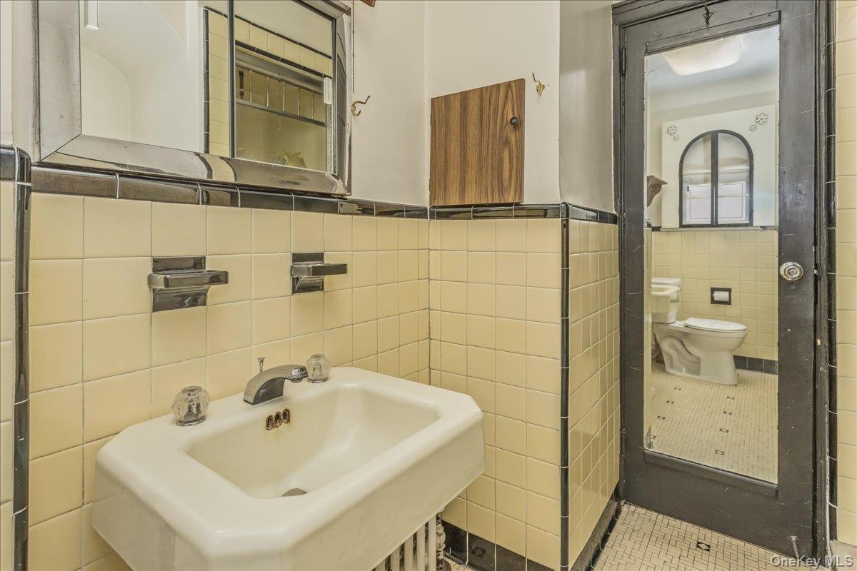 Single Family 83rd Queens, NY 11004, MLS-1010328-11