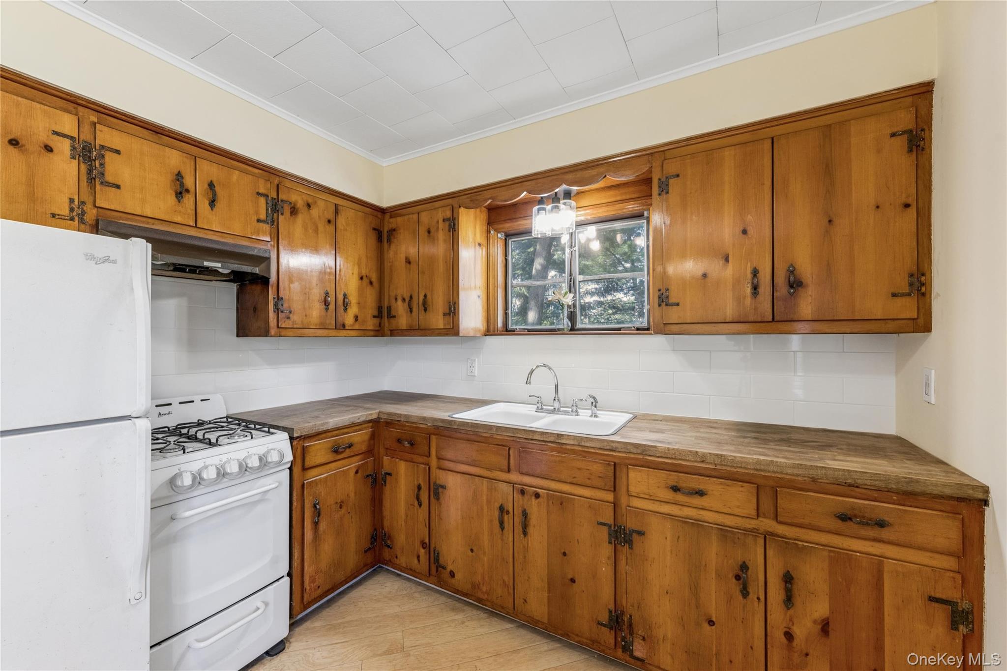 Single Family Lakeview Court  Suffolk County, NY 11779, MLS-1010620-9