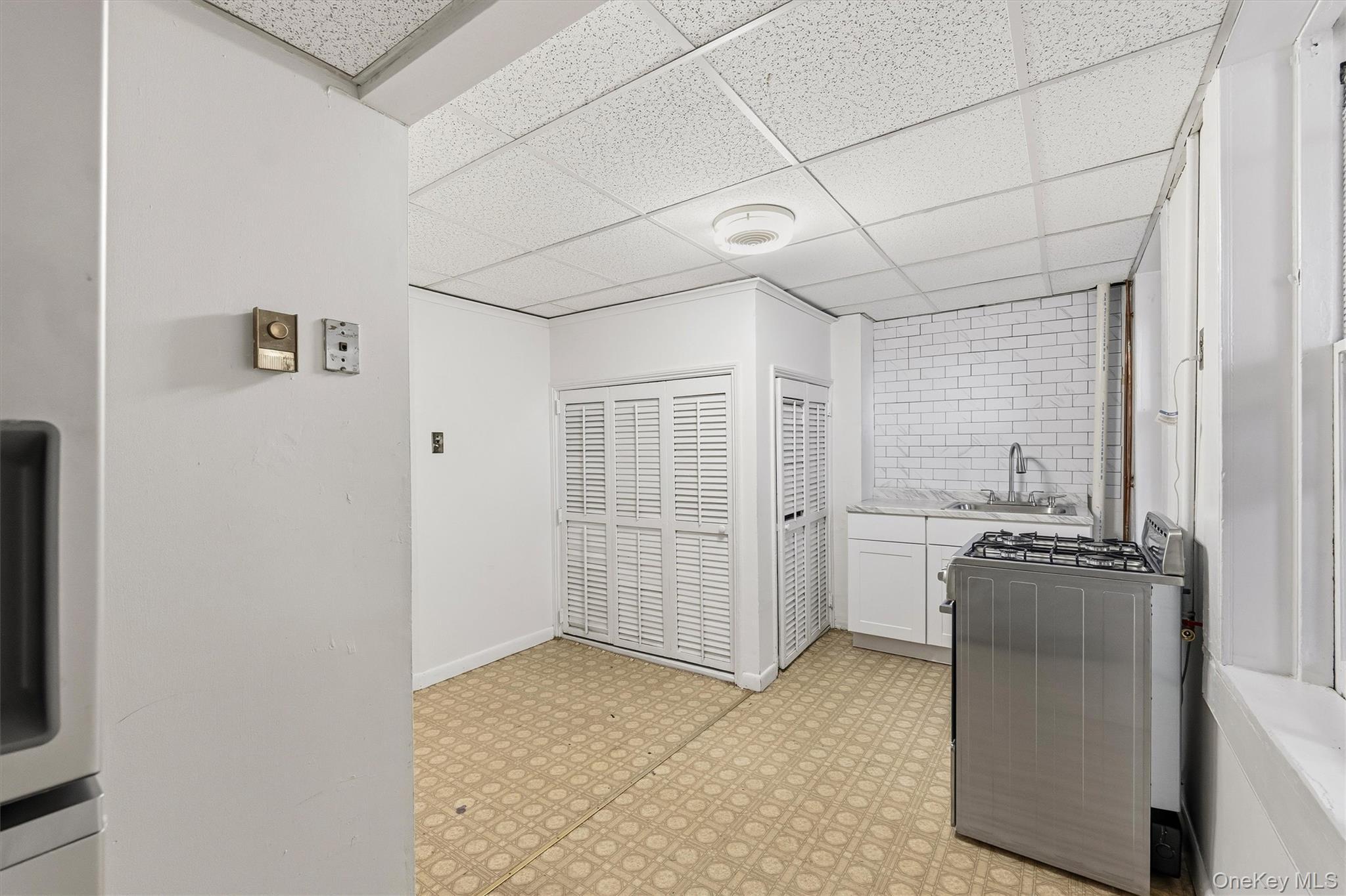 Single Family Vireo Avenue  Bronx, NY 10470, MLS-1010925-30
