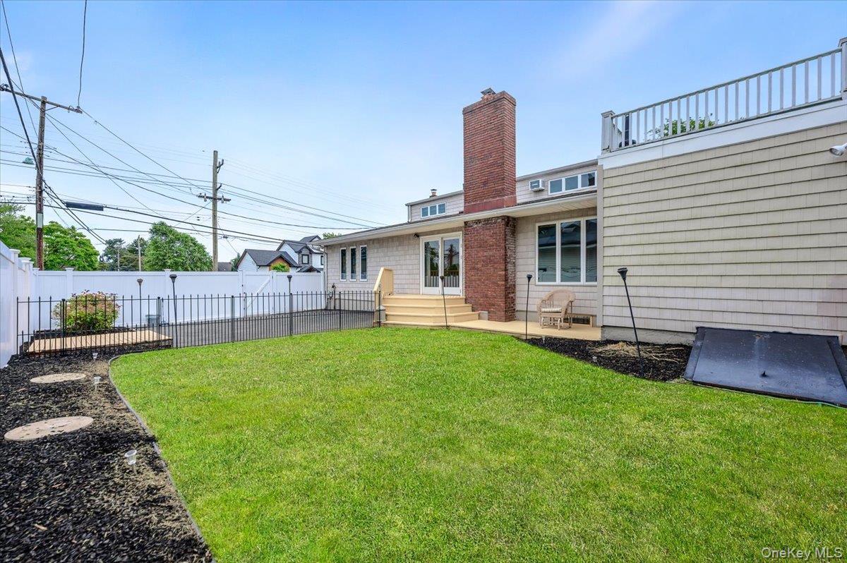 Single Family Edmore Lane  Suffolk County, NY 11795, MLS-1011134-38
