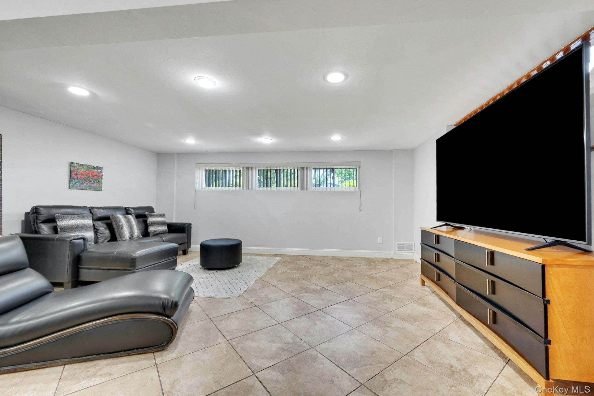 Single Family Windsor Oval Westchester County, NY 10805, MLS-1011278-19