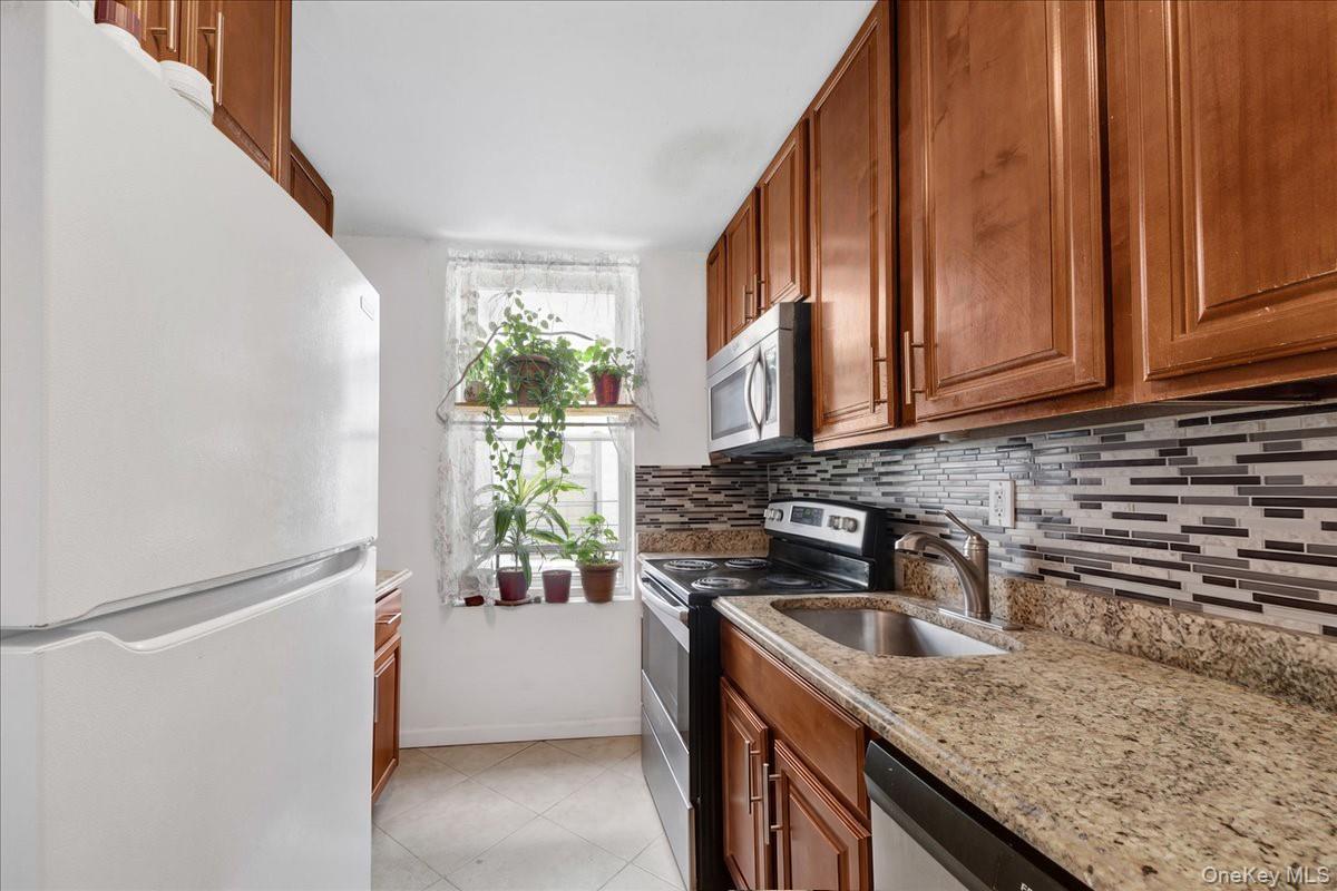 Single Family Bruckner Boulevard Bronx, NY 10472, MLS-1012041-4