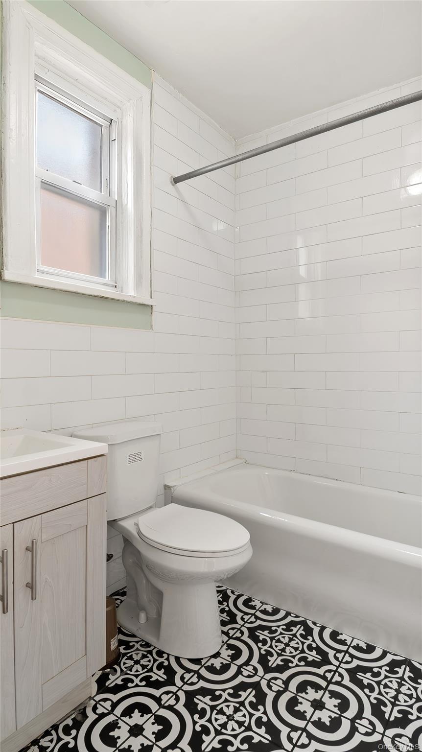 Apartment 221st  Bronx, NY 10469, MLS-1012045-9