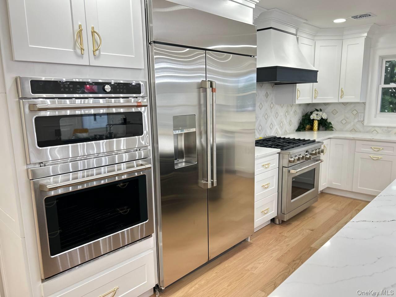 Single Family Florin Court  Nassau County, NY 11710, MLS-1012114-10