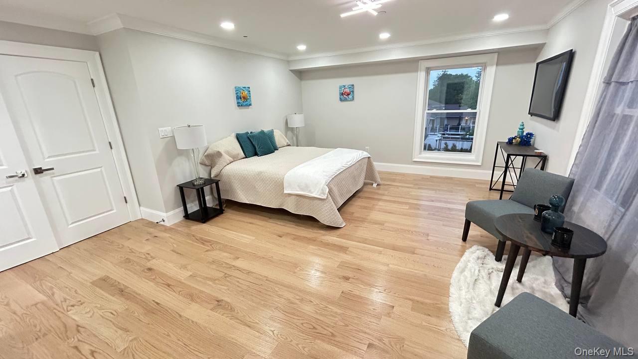 Single Family Florin Court  Nassau County, NY 11710, MLS-1012114-24